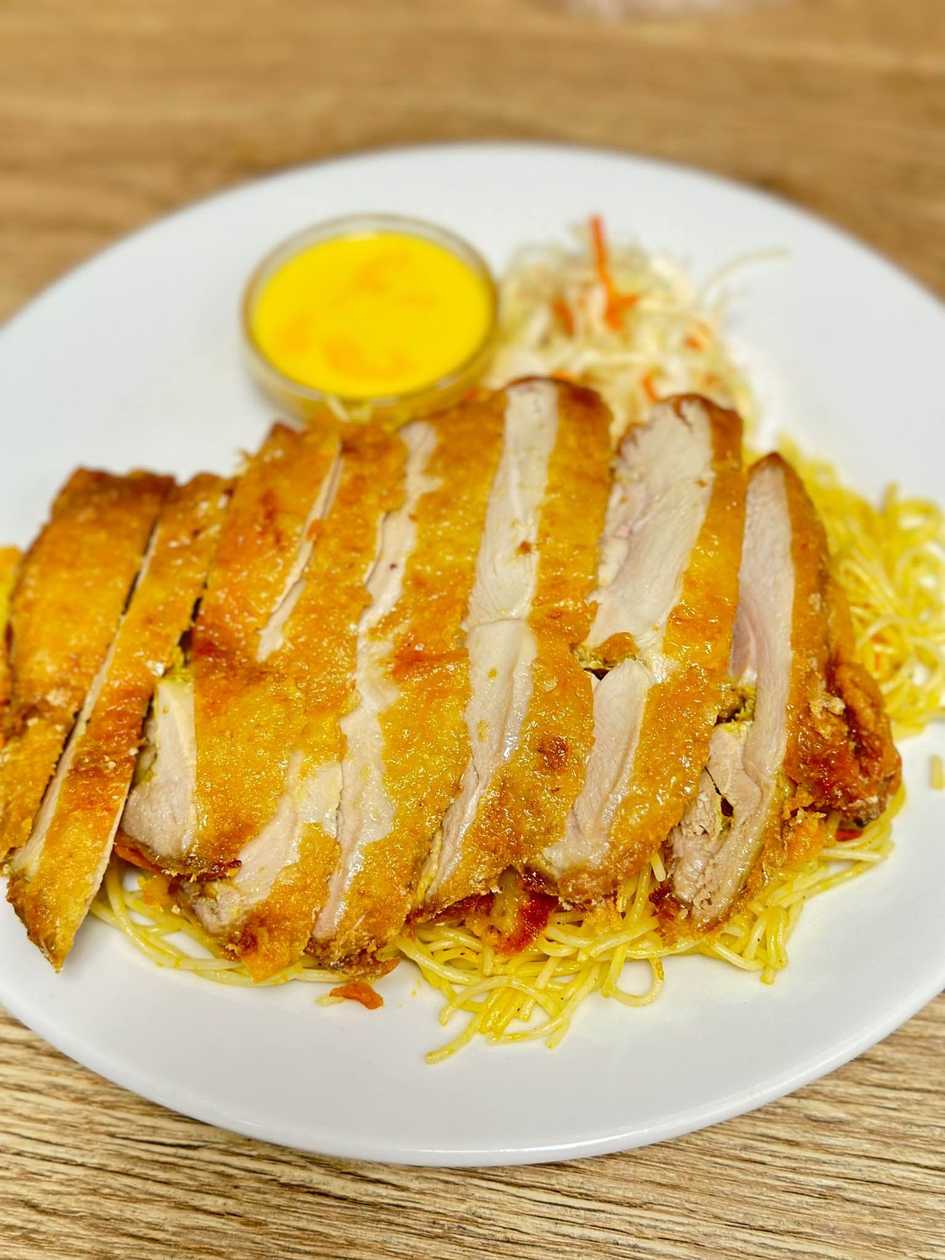 Chrumkavé kura v syrovej omáčke s opekanými tenkými ryžovými rezancami a kapustovým šalátom. (250g) /3/