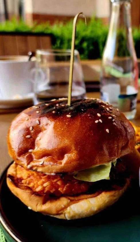 CHICKEN BURGER