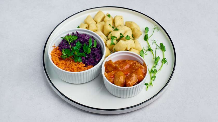 12b. Gulasz wołowy z kopytkami i zestawem surówek