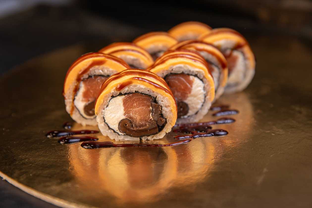 Cheese roll z łososiem i shiitake 8szt