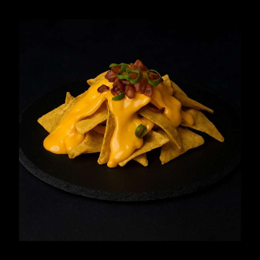 Nachos se slaninou, tekutý cheddar, lahůdková cibulka