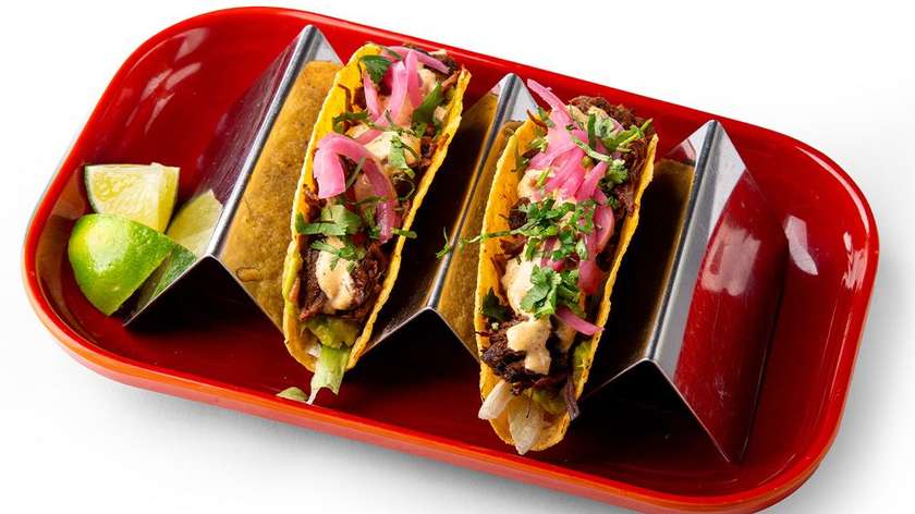 Tacos with homemade pulled beef in crispy corn flatbread (2 pcs.)