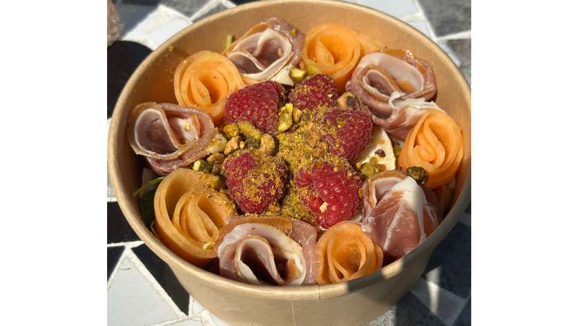 Sałatka z kozim serem i malinami