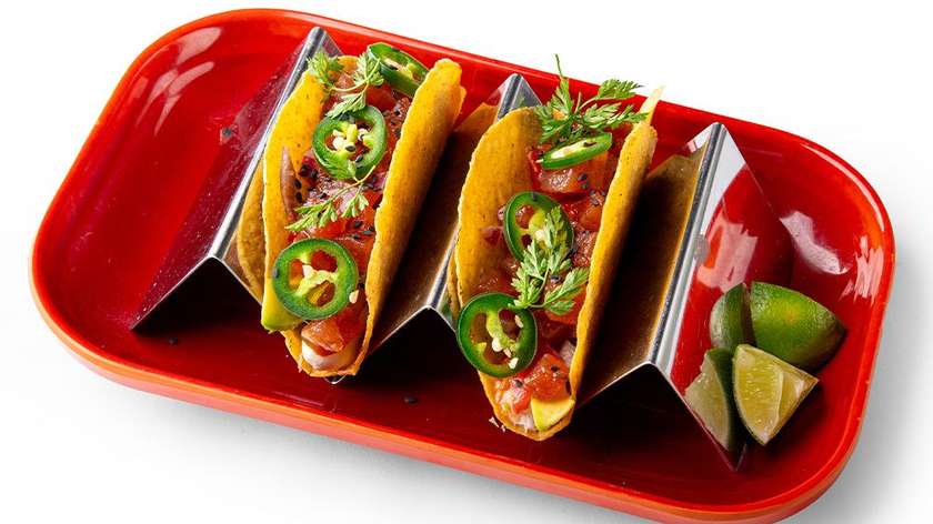 Tacos with tuna in crispy corn flatbread (2 pcs.)