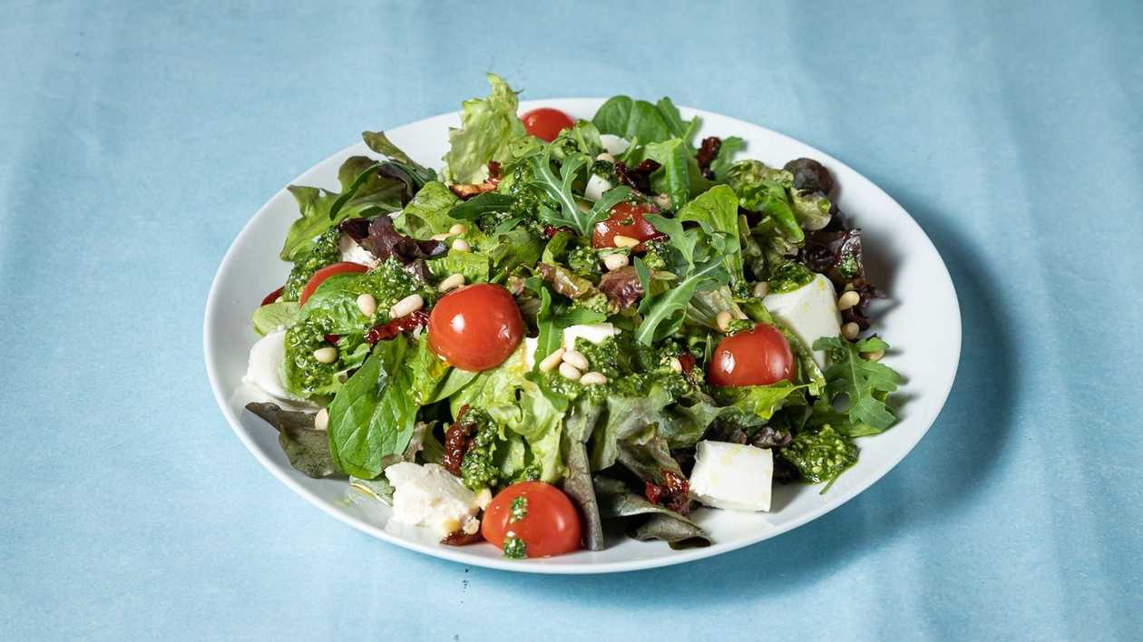 Mozzarella & Pesto Salad 🍅