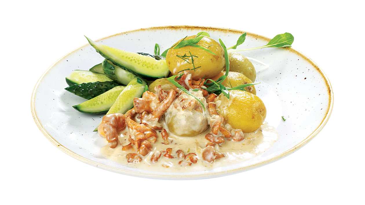 Молодая картошка под соусом из лисичек с малосольными огурчиками