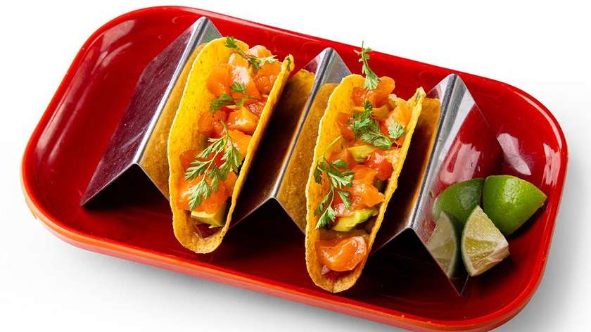 Tacos with salmon in crispy corn flatbread (2 pcs.)