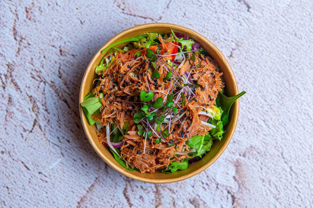 Sallad with shredded beef
