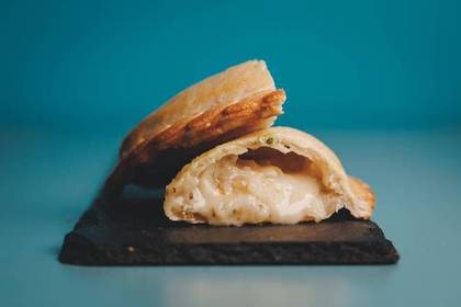 Empanada de Cebola e Queijo