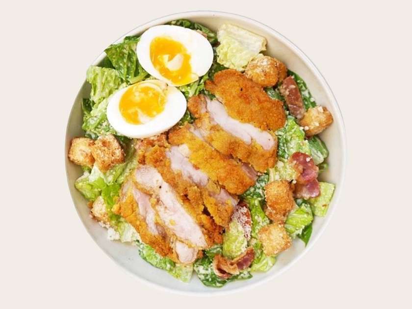 Цезар для Бенксі з кріспі куркою, беконом та сухариками.