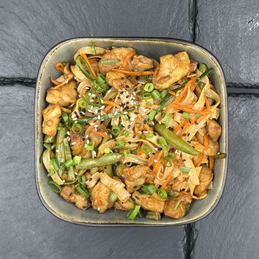 Rice noodles with chicken and Kimchi sauce