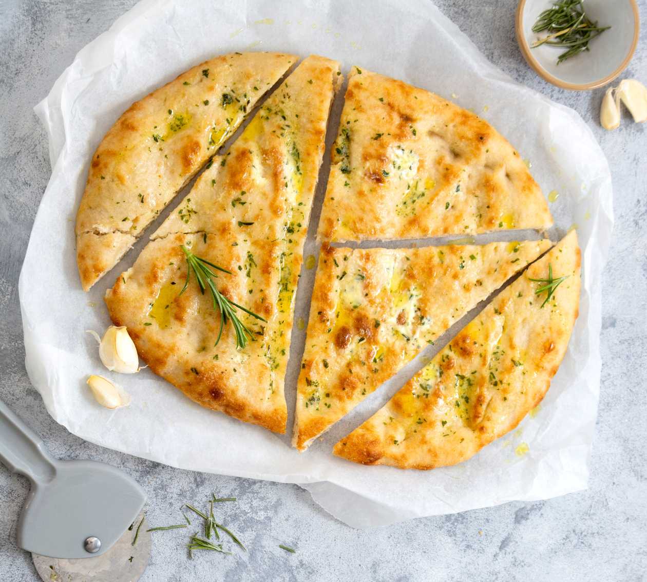 Pizza chlieb s paradajkovou omáčkou a cesnakom