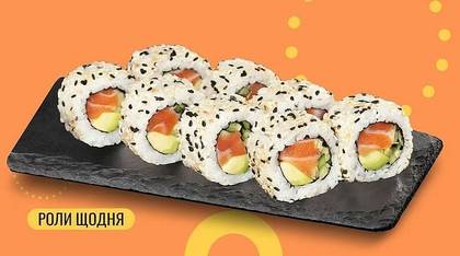 Каліфорнія з копченим лососем в кунжуті