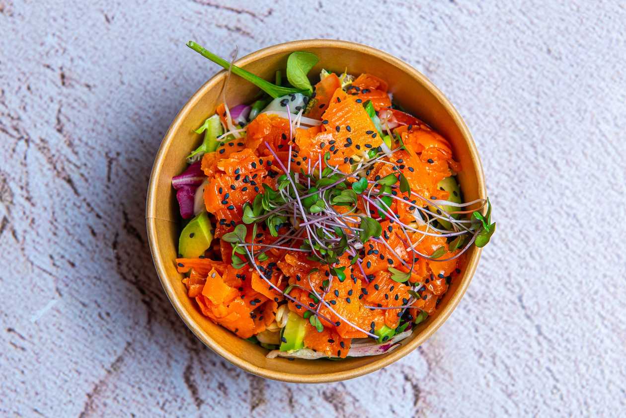 Salad with smoked carrot