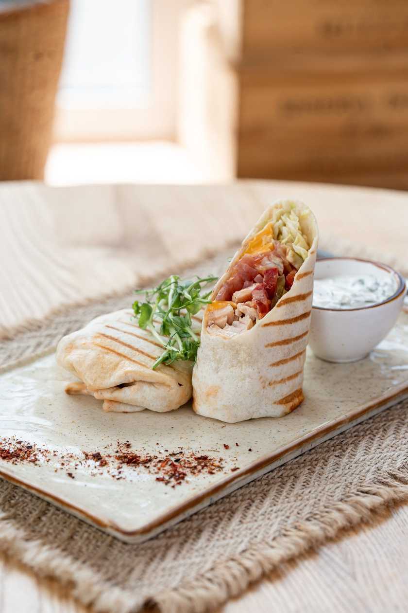 Лаваш з куркою, овочами та сиром