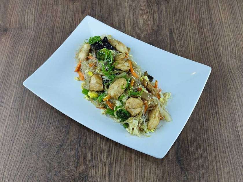 Локшина прозора з куркою
