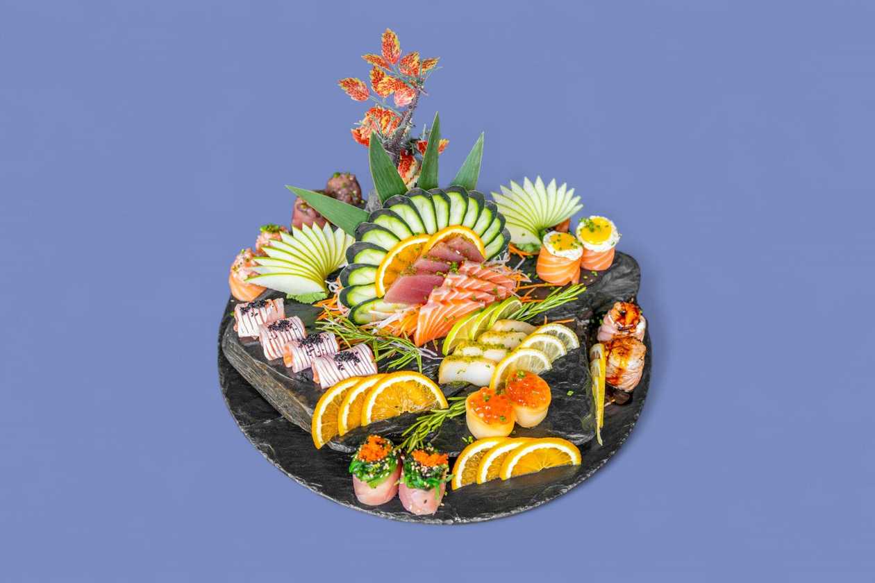 Freestyle Premium (32 pcs: 16 sushi, 16 sashimi)