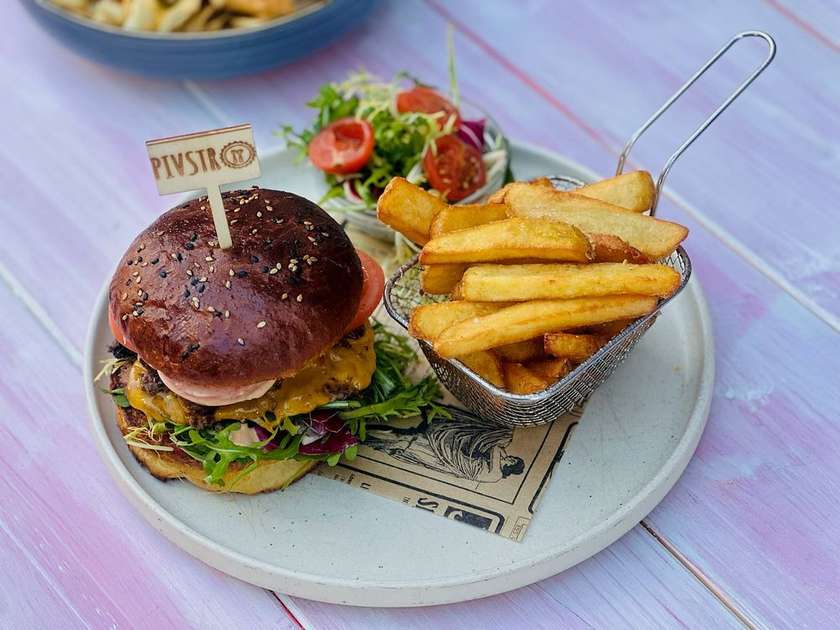 Double Smash Burger v Pivstro bulce (námi denně pečená)