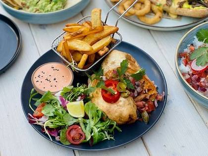Vegan Burrito s The Heura "masem", červenými fazolemi a citrónovou rýží