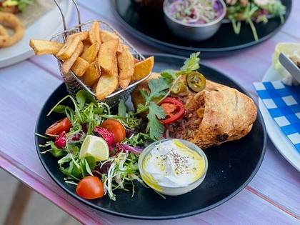 Burrito s trhaným kuřecím masem, červenými fazolemi a citrónovou rýží