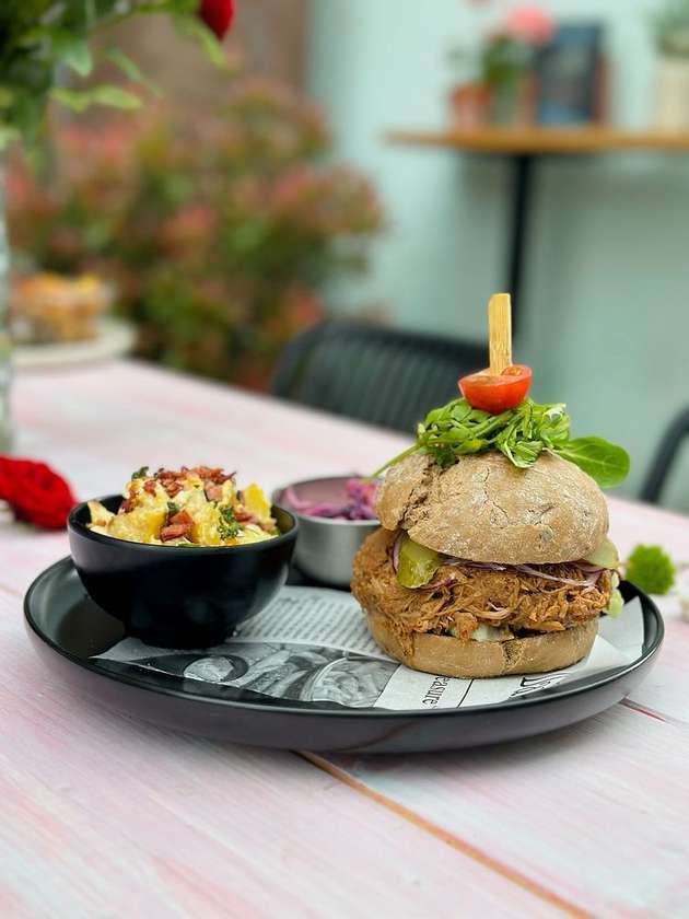 Nakouřený Pulled Pork Sandwich se švestkami