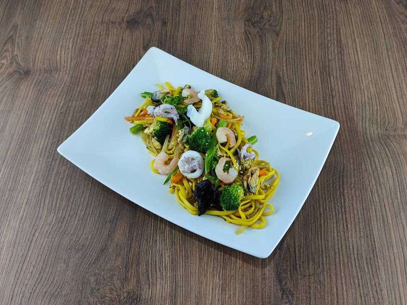 Локшина яєчна з морепродуктами