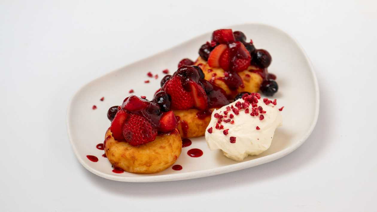 Συρνίκι με Φρέσκα Μούρα, Κονφί και Ξινή Κρέμα