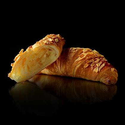 Круасан із мигдалевою начинкою, 80г (39928)