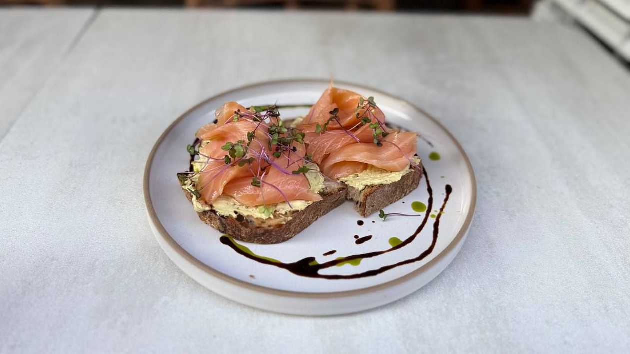 Μπρουσκέτα με σολομό & χαβιάρι