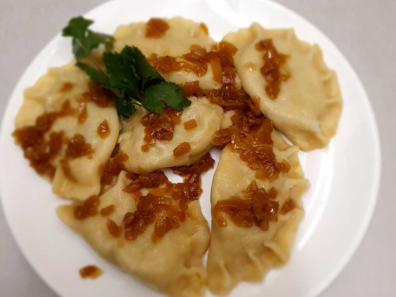 Pierogi z kapustą, grzybami i cebulką gotowane 6 szt.
