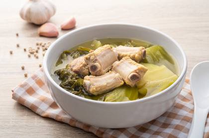 8. Čínská Polévka s Nakladanou Zeleninou Veprovym Masem