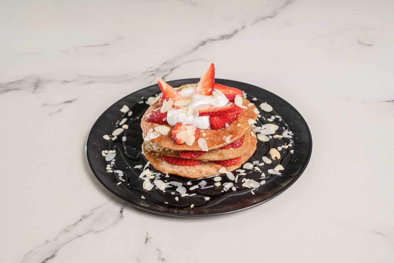 Pancakes with Strawberries & Coconut Cream 🌱