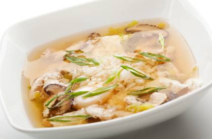 2. Drůbeží Polévka s Bambusem a Houbami (12)