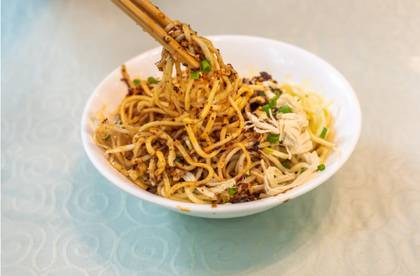 114. Smažené Nudle s Vepřovým Masem po Sečuánsku (1,3)