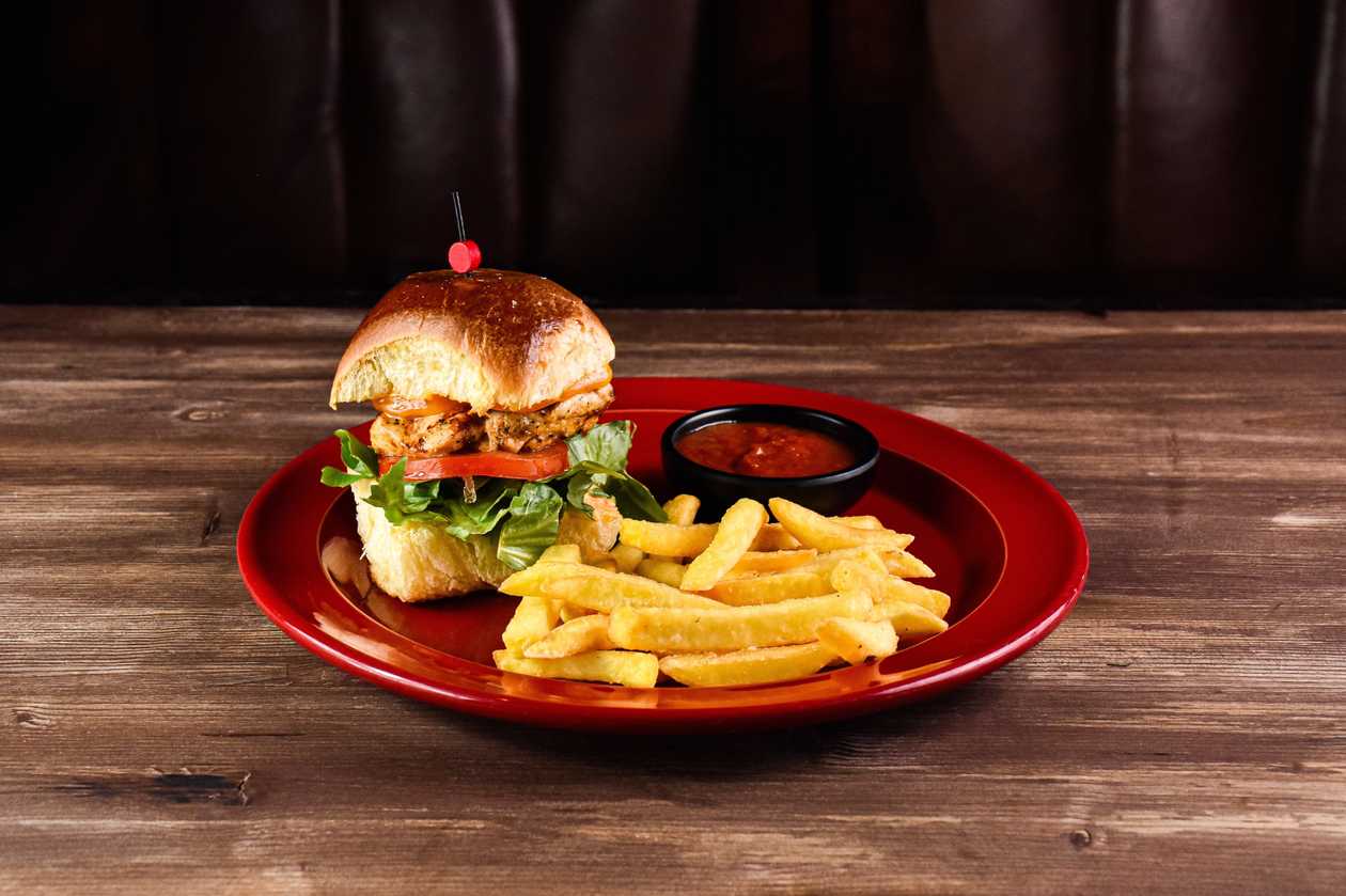 Mini burger with chicken breast, potato fries or wedges optionally with tomato sauce