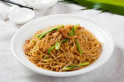 123. Smažené Rýžové Nudle s Masem Tří Chutí (3)