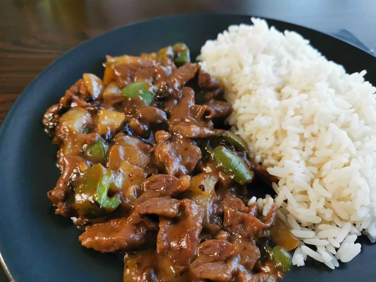 88. Carne de Vaca com Molho de Feijão Preto