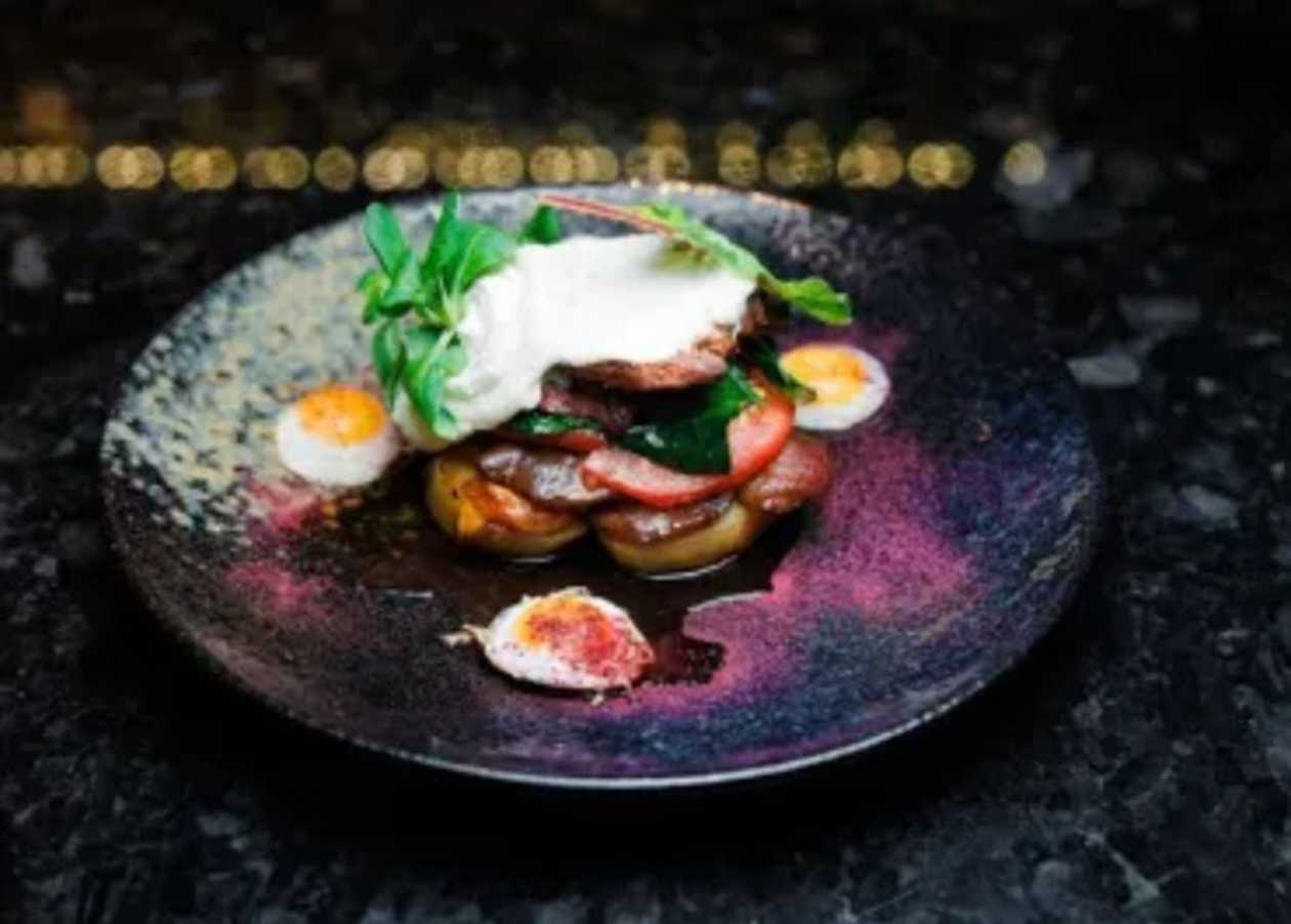 Салат теплий салат із телятиною, запеченими овочами і соусом Blue Cheese