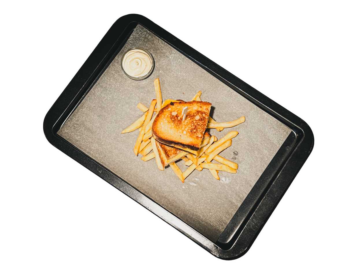 Grilled cheese sandwich, hranolky, sriracha mango mayo 420g