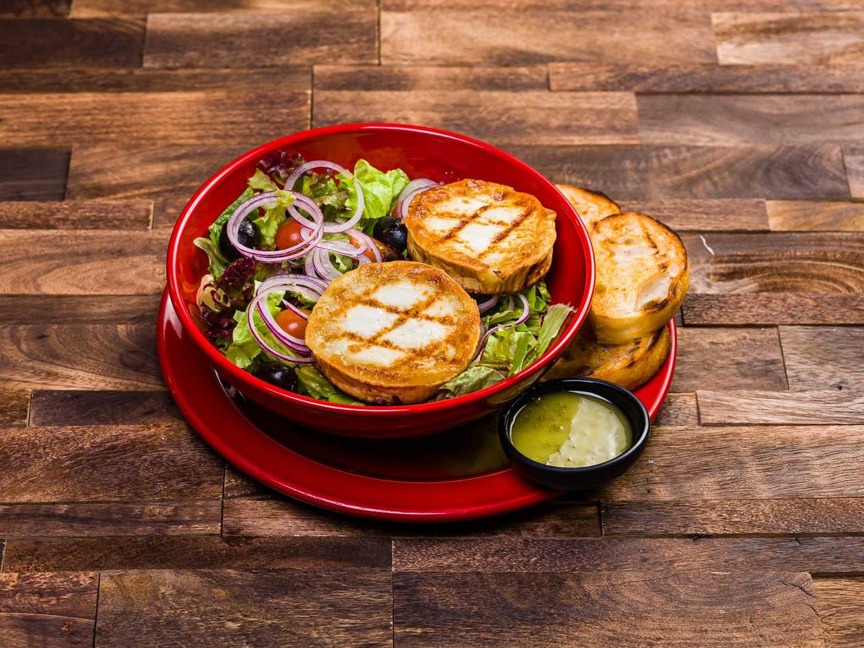 Salad With grilled goat cheese large serving