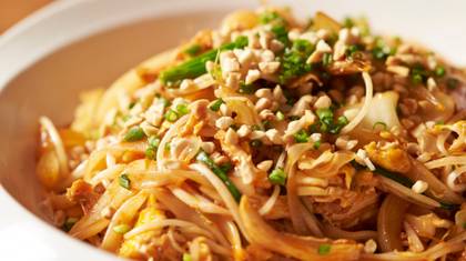 122. Smažené Rýžové Nudle s Kuřecím Masem (3)