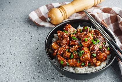 M15. Kuře ve Sladkokyselé Omáčce s Ryží