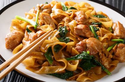 T20. Smažené Rýžové Nudle po Thajsku (3,4) s Kureci Mase Palive