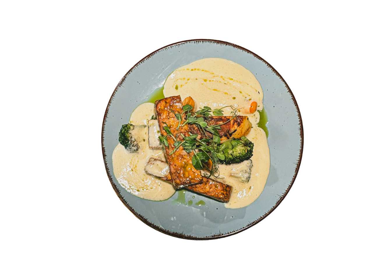 Grilovaný tempeh s gratinovanými zemiakmi, grilovaná zelenina 420g