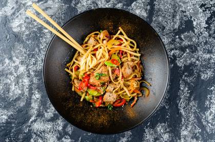 112. Smažené Nudle s Kuřecím Masem (1,3)