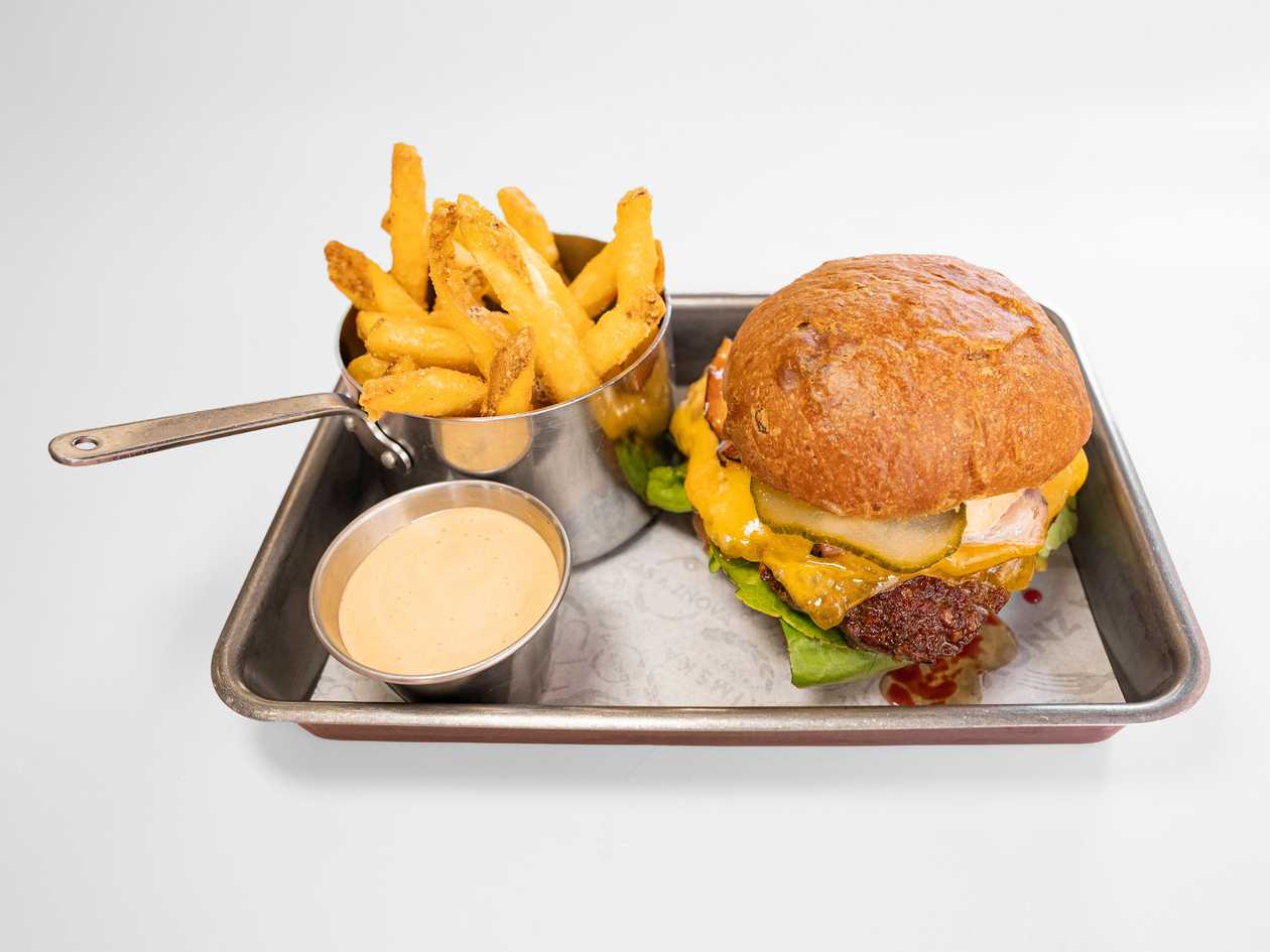 Hovězí burger v naší škvarkové buchtě