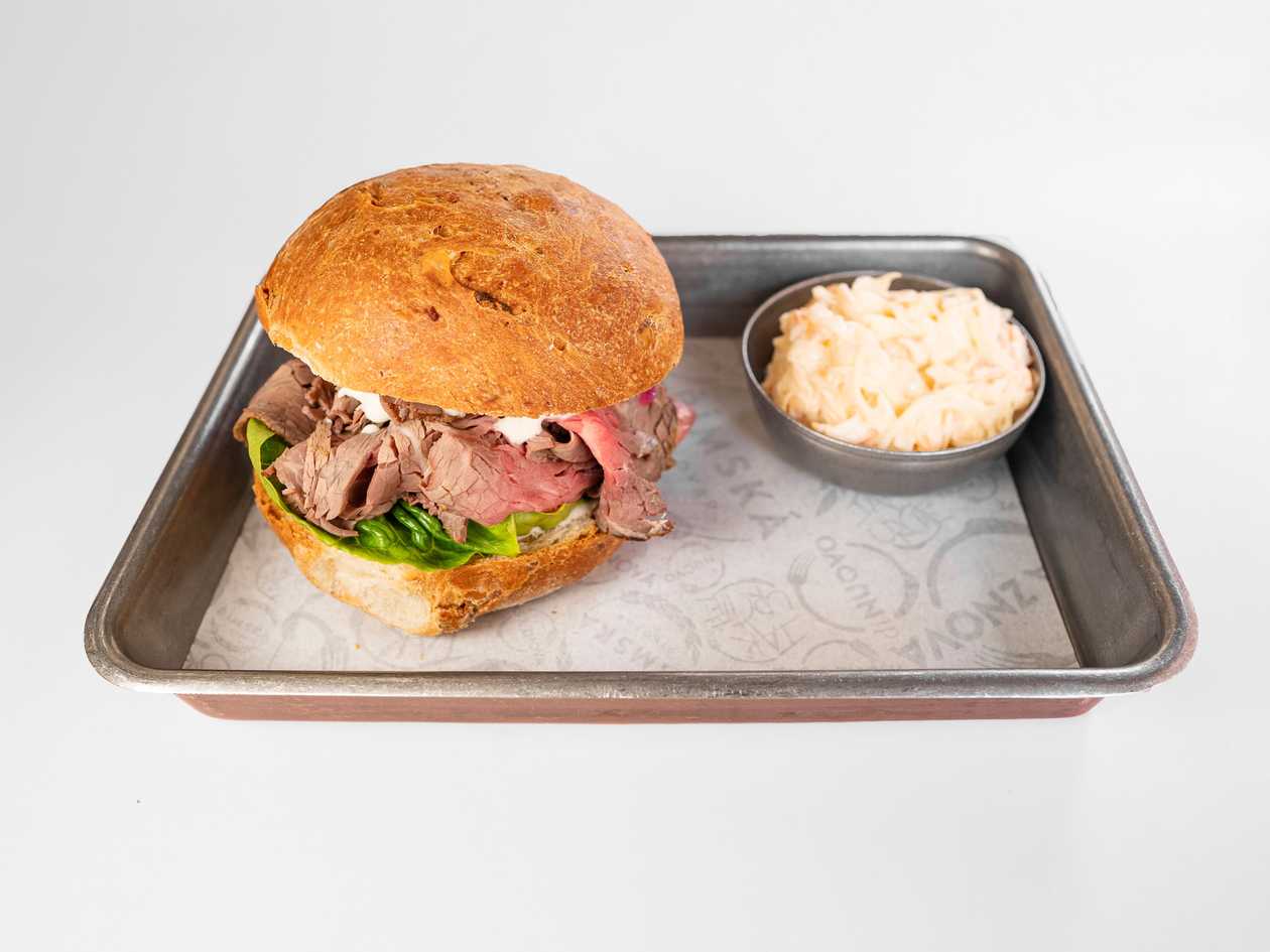 Škvarková buchta s roastbeefem