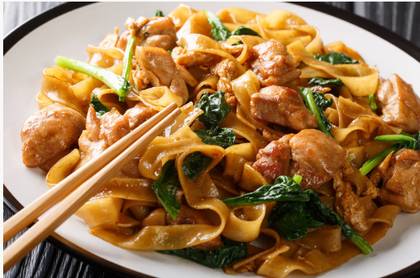 T19. Smažené Nudle s Kuřecím Masem (1,3,4) po Thaisku Palive