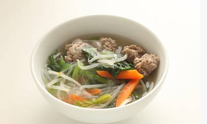 9. Polévka s Masovými Kuličkami Sklenene Nudle