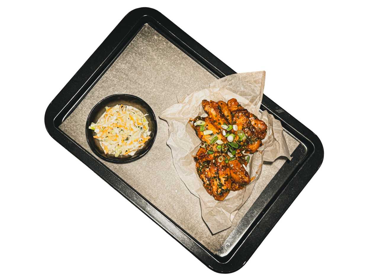 Chrumkavé kuracie krídla v marináde z craftového piva, coleslaw 420g
